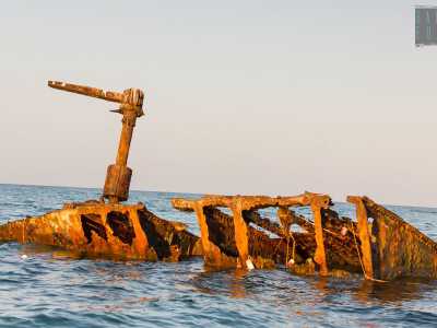 Il fianco sinistro � decisamente pi� romantico: gli ultimi raggi del tramonto "infuocano" le lamiere...